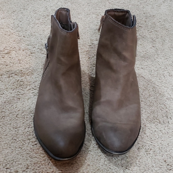 Shoes - Picture 2 of 4